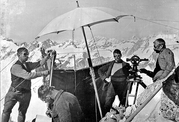 Ingenieure bei der Triangulation 1. Ord. (LV03) auf TP «Cima della Bondasca» GR, 1916 (Foto: swisstopo).